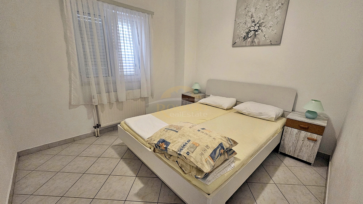 Casa con appartamenti a Okrug Gornji/Čiovo, seconda fila dal mare - 5 appartamenti